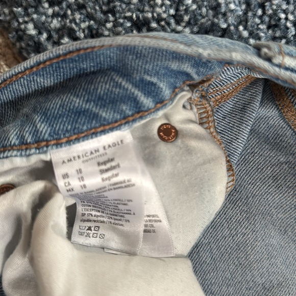 Women’s gently worn American Eagle stretch, distressed jeans - Picture 4 of 5